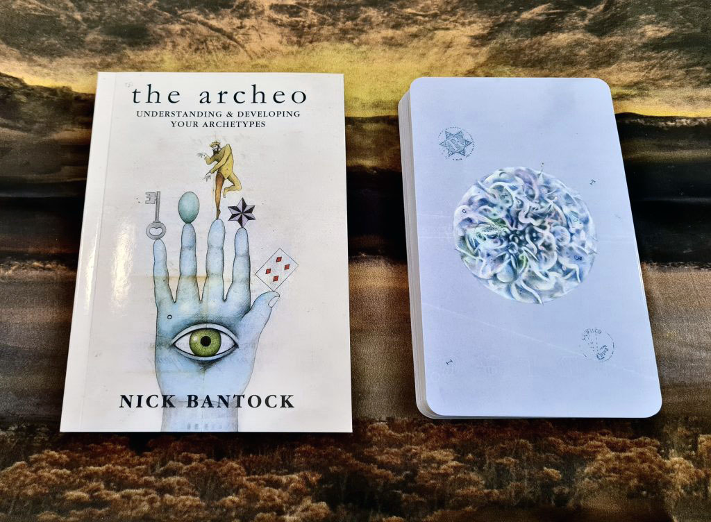 The Archeo deck has a guidebook and 40 cards.